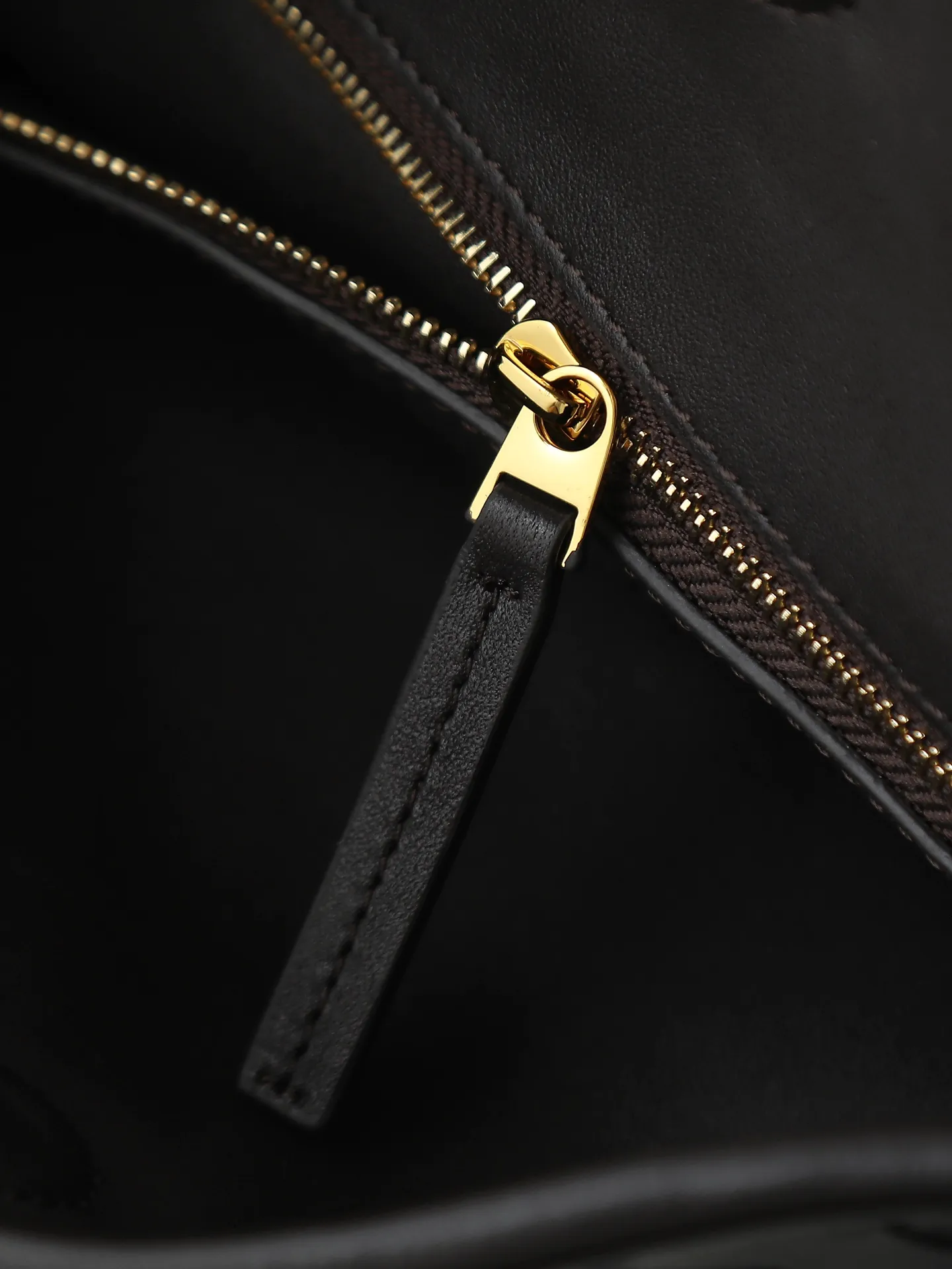 1180. #Bv’s new medium size HO 796262. The bag body and handles are made of a whole piece of woven leather. The bag body is soft and lazy. Ho symbolizes the praise of innovation and eternal craftsmanship [love]. The pyramid silhouette combines practicality and fashion. It is modern and casual. The double-sided closure design of the bag mouth is more convenient and safe! Made of soft cowhide and full of texture, this is a must-have for fashionable ladies who like minimalism, comfort and casualness! Dimensions: 46x21x10